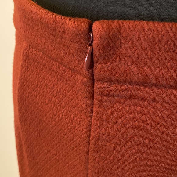 ๐ 2/$25 Ann Taylor Textured Knit Midi Pencil Skirt - Picture 5 of 7
